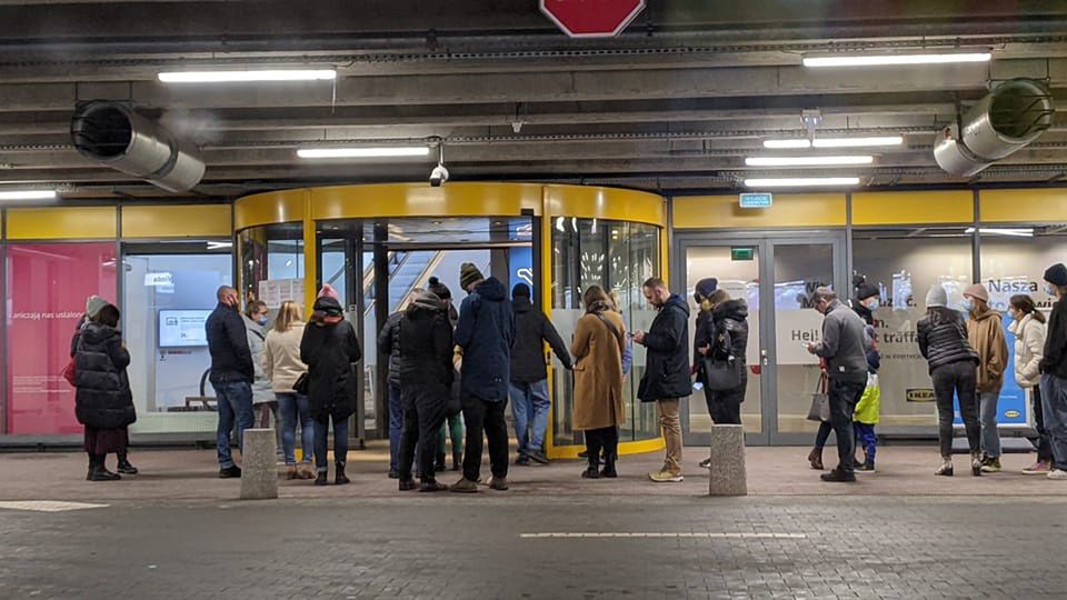 Kolejki przed sklepami IKEA i weryfikacja paszportów covidowych