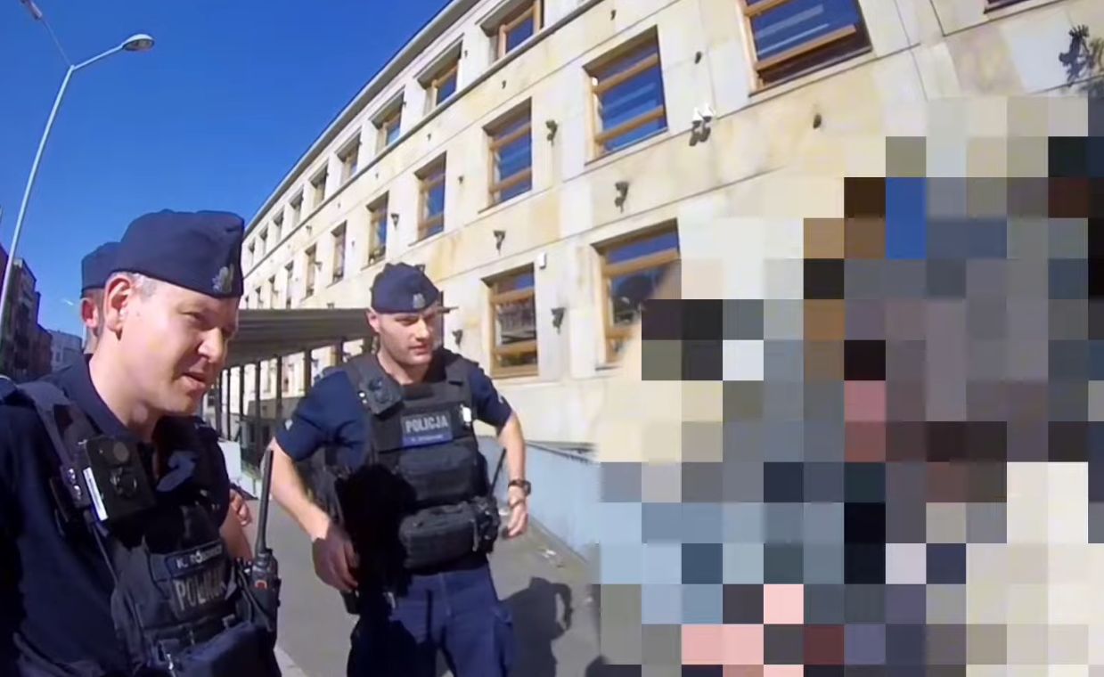 Wrzuciła 50 tys. zł do śmietnika. Nagle pojawili się policjanci. Jest nagranie z akcji