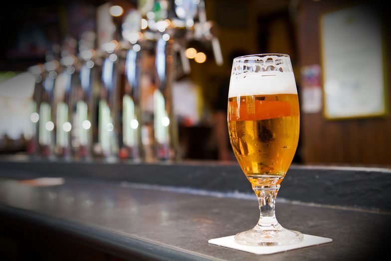 Resort zdrowia planuje ograniczyć reklamę piwa. Eksperci: "to nie zmniejszy konsumpcji alkoholu"
