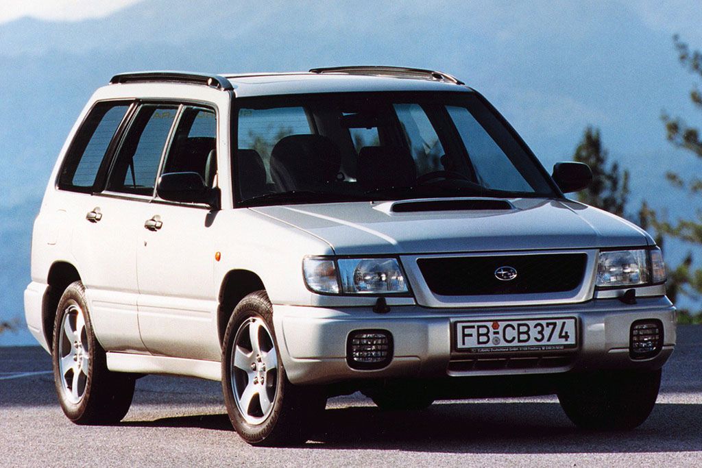 Subaru Forester zaczynał jako uterenowione kombi, a dziś jest pełnoprawnym przedstawicielem segmentu SUV. To, czym był w latach 90. Forester jest obecnie bardzo modne wśród innych producentów.