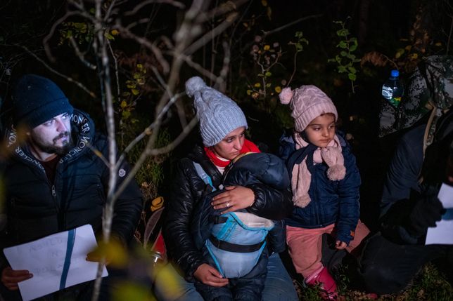 Kolejni migranci z malymi dziecmi trafili do placowki SG w MichalowieOkolice Michalowa, woj. podlaskie, 06.10.2021. W lesie aktywisci z grup pomocowych odnalezli w lesie uchodzcow, ktorzy pare dni wczesniej przekroczyli nielegalnie granice polsko-bialoruskiej, dwa malzenstwa irackich Kurdow z dziecmi w wieku 1 roku i 3 lat. Po 1,5 godzinie oczekiwania, patrol SG zabral uchodzcow do placowki Strazy Granicznej w Michalowie. N/z Kurdowie zostali odnalezieni w lesie, prosili o azyl polityczny w Polsce i blagali zeby nie cofnac ich na Bialorus,Image: 636959893, License: Rights-managed, Restrictions: UWAGA! NIE MA ZGODY NA PUBLIKACJE WIZERUNKU UCHODZCOW, Model Release: no, Credit line: Michal Kosc / ForumMichal Kosc / ForumMichalowo, uchodzcy, migranci, kryzys migracyjny, kryzys uchodzczy, nielegalna migracja, interwencja aktywistow, pomoc uchodzcom, las, w lesie, male dzieci, iraccy Kurdowie, kryzys na granicy polsko-bialoruskiej, wschodnia granica Polski, granica Schengen, nielegalne przekroczenia granicy, Podlasie, granica z Bialorusia, sciana wschodnoa, wschodnia Polska, Straz Graniczna, interwencja Strazy Granicznej, koleni uchodzcy z dziecmi w Michalowie 20211006, category_code_"welf;, category_code_def;, category_code_pol;, category_code_"