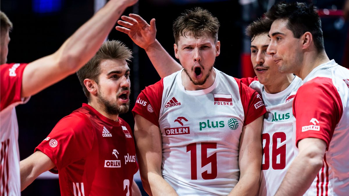 Zdjęcie okładkowe artykułu: Materiały prasowe / FIVB / Na zdjęciu: reprezentacja Polski siatkarzy (w środku Jakub Kochanowski)