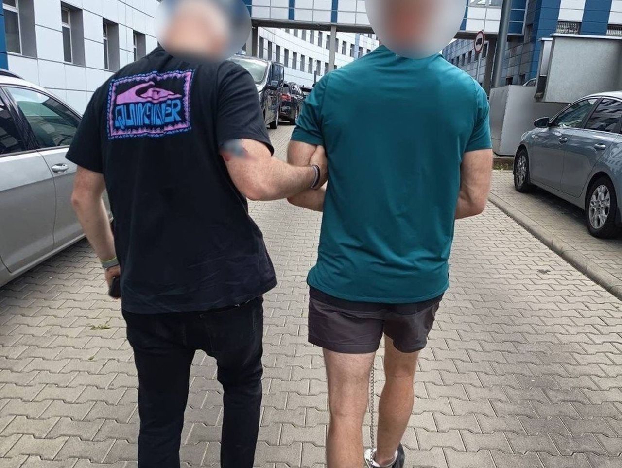 Brutalnie pobił nieznajomą kobietę przed lokalem. Policyjni "łowcy głów" zatrzymali mężczyznę