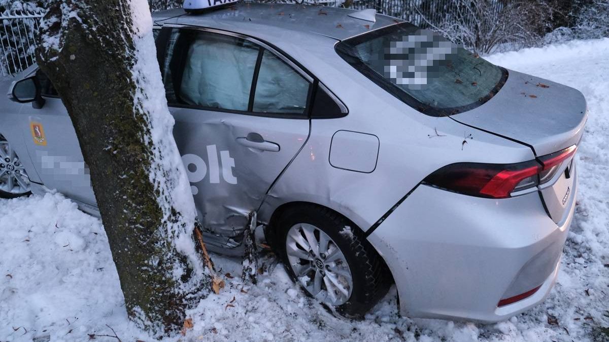 Toyota (Bolt) uderzył w drzewo na al. Kraśnickiej w Lublinie