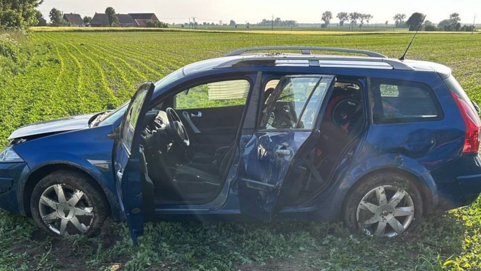 Zderzenie dwóch aut w Dębnicy pod Kłeckiem. 
