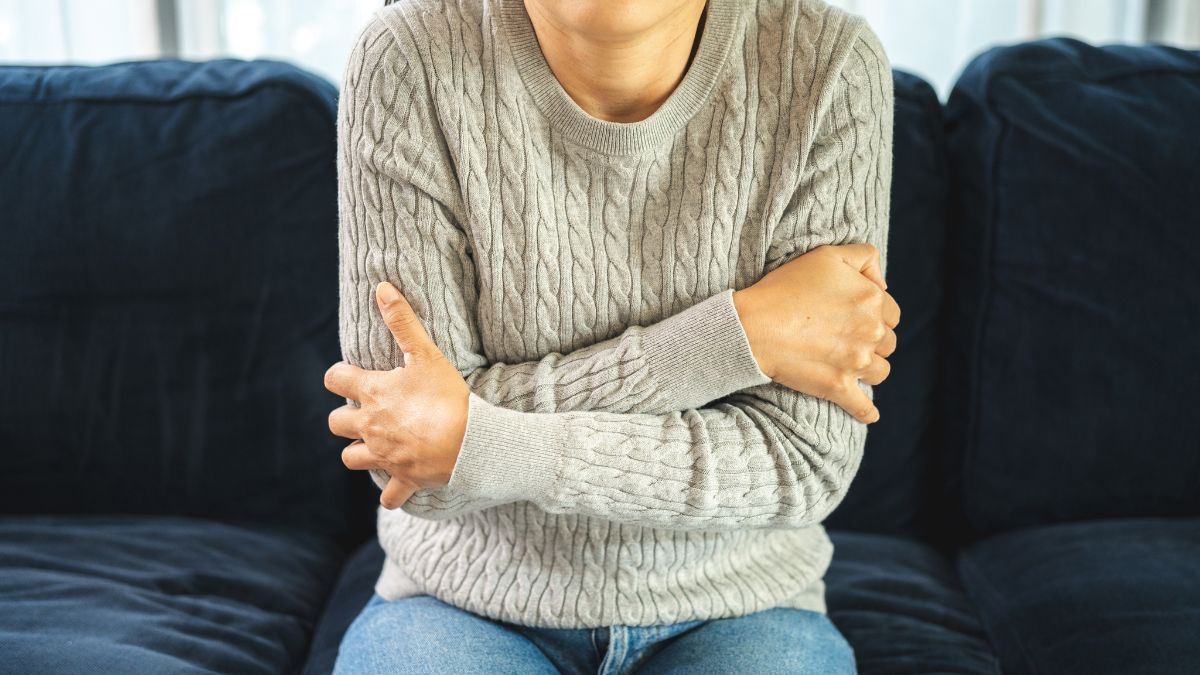 Kobieta trzęsąca się z zimna. 