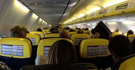 Udawała poród na pokładzie samolotu. To była zaplanowana akcja