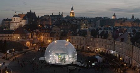 Ambientowa akcja McDonald’s w Lublinie. Kula śnieżna na Placu Zamkowym