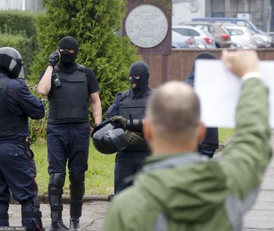 Białoruś. Zatrzymania dziennikarzy przed protestem w Mińsku. Wśród nich korespondent "Faktów" TVN Andrzej Zaucha. Dziennikarz został wypuszczony