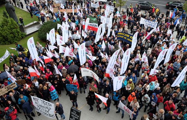 W 17 miastach protestowano przeciw reformie oświaty