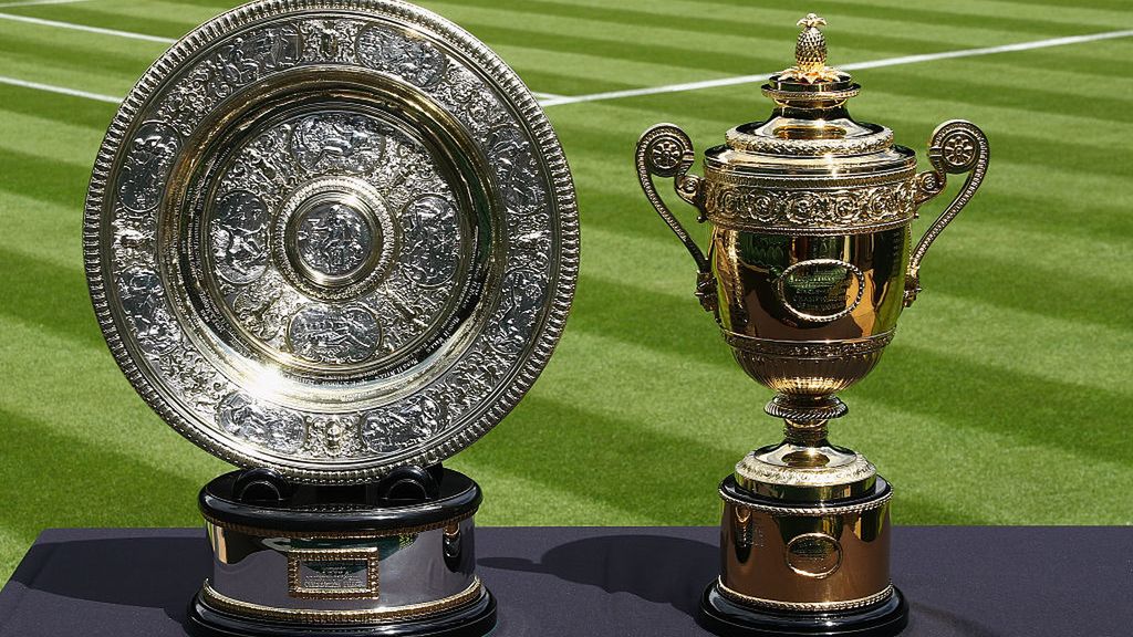 Zdjęcie okładkowe artykułu: Getty Images / Julian Finney / Na zdjęciu: puchary za zwycięstwo w grze pojedynczej kobiet i mężczyzn Wimbledonu