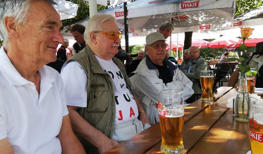 Lech Wałęsa na piwie z kolegami ze stoczni. Trochę go wyzywali, trochę pili jego zdrowie