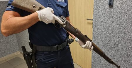 Remontował strych. Znalazł broń z czasów II wojny światowej