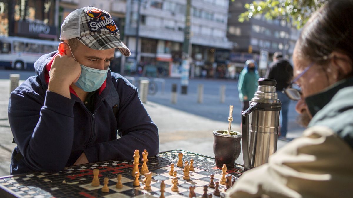 Zdjęcie okładkowe artykułu: Getty Images /  Ernesto Ryan / W Urugwaju - mimo niewielkiej skali zakażeń - wielu ludzi dba o bezpieczeństwo i zakłada maski.