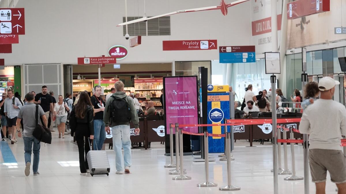 Podróżni na hali Portu Lotniczego Lublin