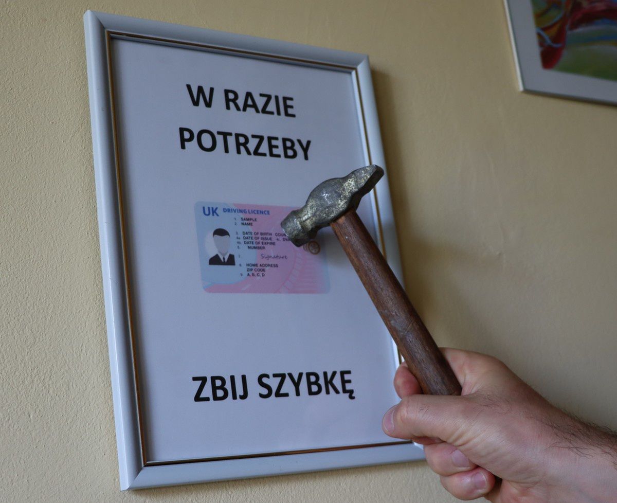 "W razie potrzeby zbij szybkę". Dał policjantom fałszywe prawo jazdy, grozi mu 5 lat