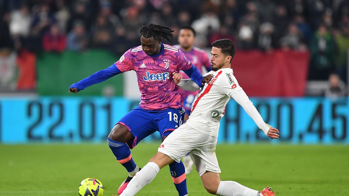 Getty Images / Valerio Pennicino / Na zdjęciu: Moise Kean (Juventus) i Andrea Carboni (Monza)