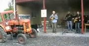 Prawdziwy traktorowy band (wideo)