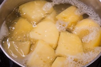 Ziemniaki gotuję w tym płynie. Mają niesamowity smak i aromat