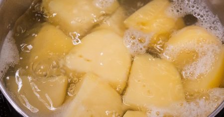 Ziemniaki gotuję w tym płynie. Mają niesamowity smak i aromat