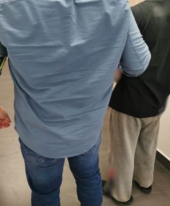 Z "tulipanem" w ręce groził ekspedientce. Kobieta oddała mu wszystkie pieniądze