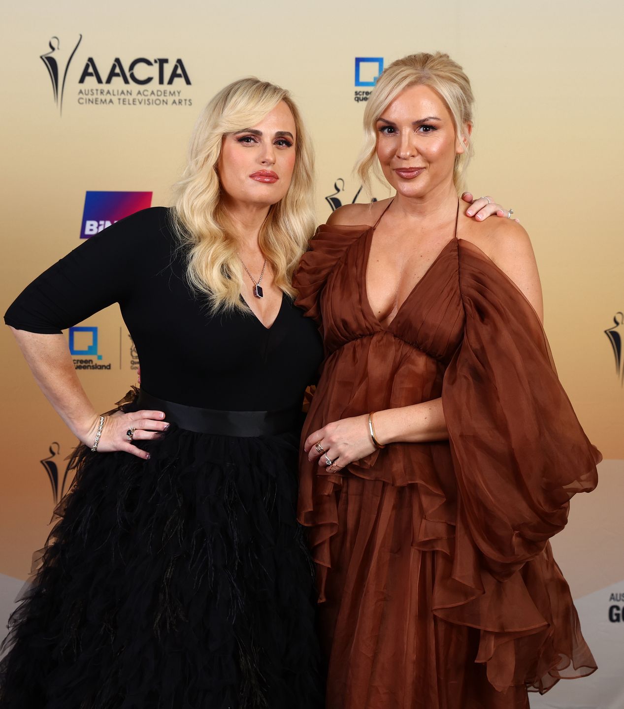 Rebel Wilson i Ramona Agrum na AACTA Awards 2024