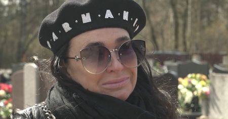 Pogrążona w żałobie Ewa Krawczyk odwiedza grób męża: "NIE RADZĘ SOBIE" (WIDEO)