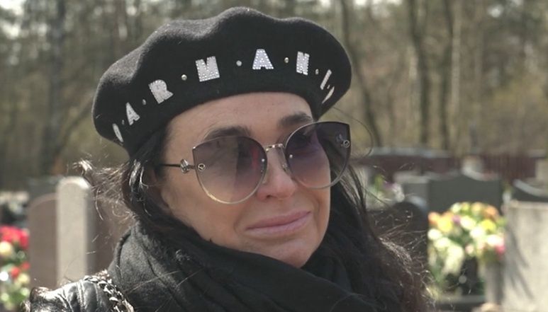 Pogrążona w żałobie Ewa Krawczyk odwiedza grób męża: "NIE RADZĘ SOBIE" (WIDEO)