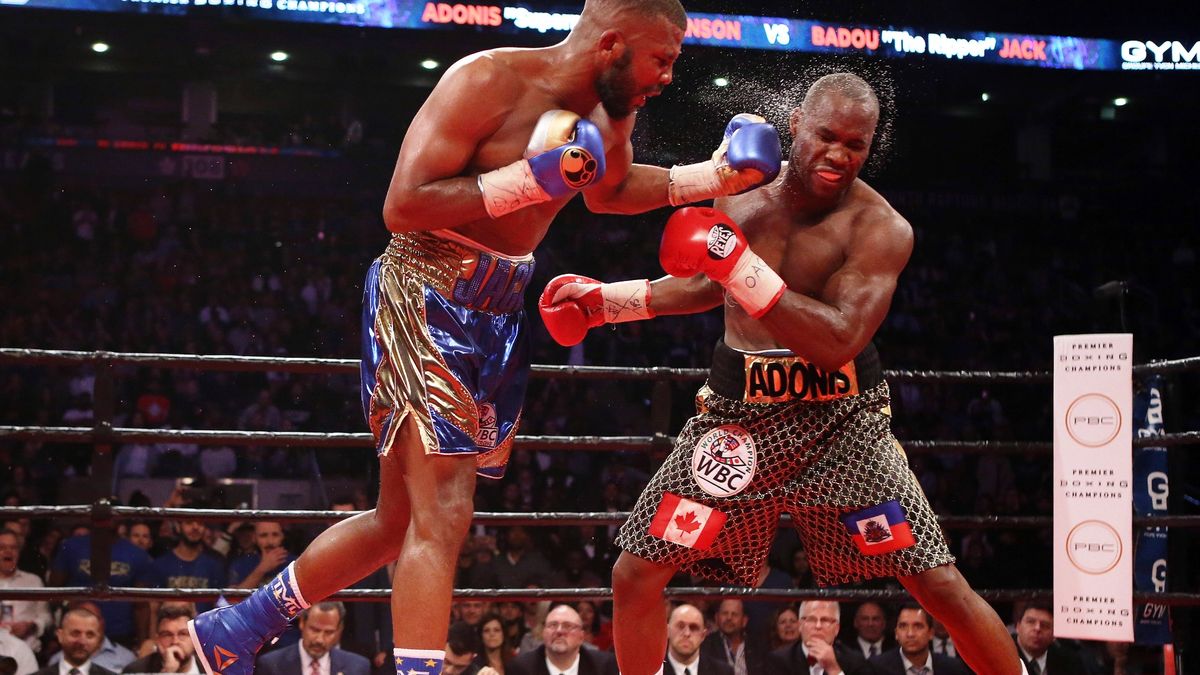 Getty Images / Vaughn Ridley / Na zdjęciu: Badou Jack (z lewej) kontra Adonis Stevenson, 19 maja 2018, walka w obronie pasa WBC w Toronto.