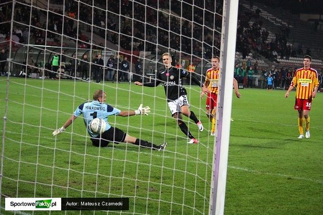Tak Łukasz Teodorczyk ustalił wynik meczu z Koroną Kielce, przed oddaniem strzału z dziecinną łatwością mijając dwóch obrońców