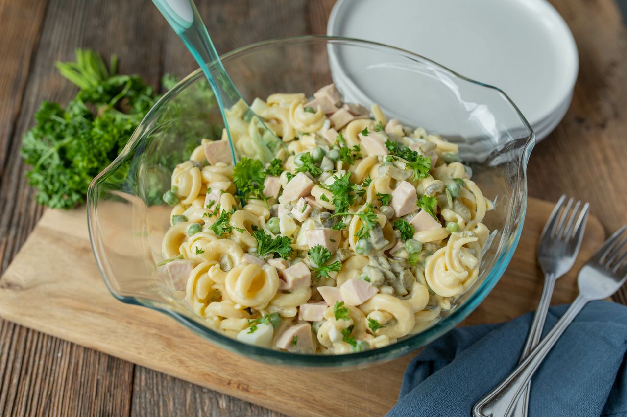Ekspresowa sałatka z tortellini. Goście zawsze sięgają po nią w pierwszej kolejności