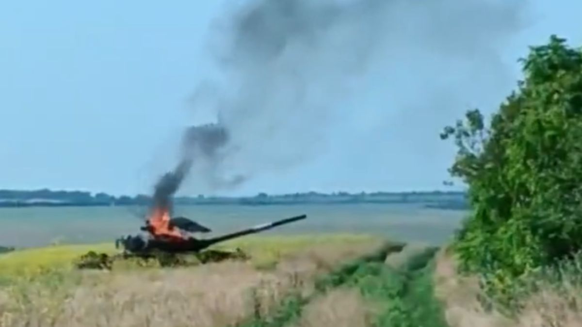 Ukraińcy pokazali płonący rosyjski czołg na froncie, załoga nie przeżyła 