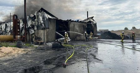 Ogromny pożar na terenie składowiska opon koło Lubartowa. Z pożarem walczyło ponad 20 zastępów straży pożarnej (zdjęcia)