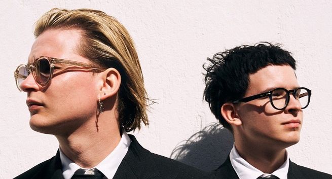 Bracia Kacperczyk reklamują okulary Carrera