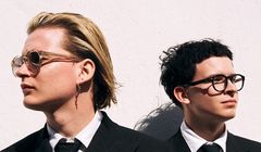 Bracia Kacperczyk reklamują okulary Carrera