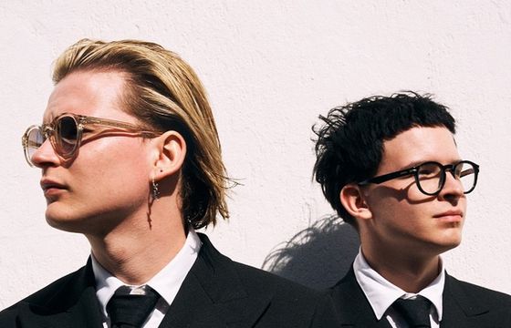 Bracia Kacperczyk reklamują okulary Carrera