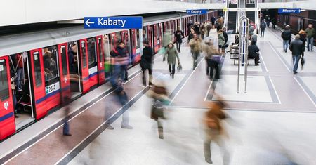 Pies w tunelu metra. Potężne utrudnienia na linii M1