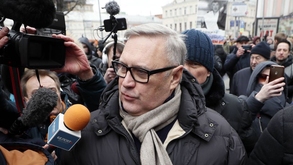 Memorial march for assassinated Putin critic Boris Nemtsov in Moscowepa08258389 Former Russian Prime Minister Mikhail Kasyanov (C) takes part in a memorial march for Boris Nemtsov to mark the fifth anniversary of his assassination in Moscow, Russia, 29 February 2020. Nemtsov was a liberal politician and prominent critic of Russian President Vladimir Putin who was assassinated on 27 February 2015 in Moscow.  EPA/YURI KOCHETKOV Dostawca: PAP/EPA.YURI KOCHETKOV