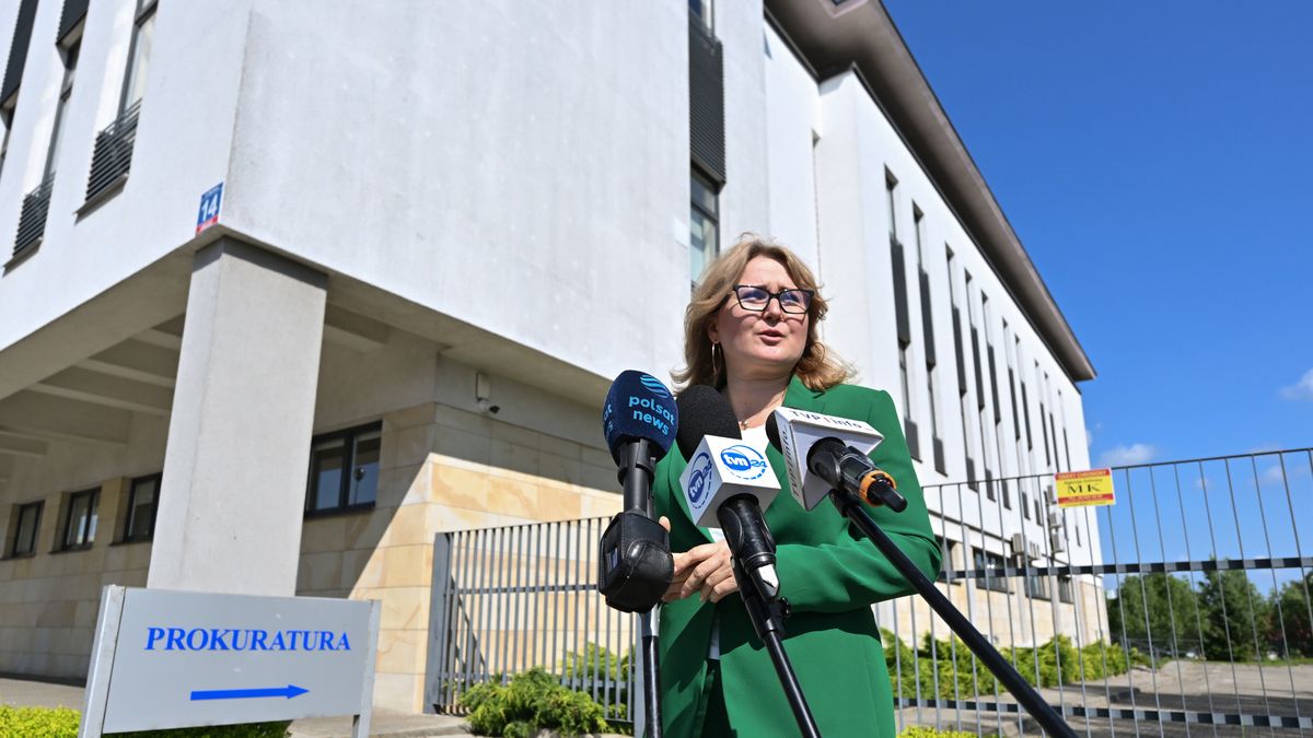 Grójec, 26.07.2025. Rzecznik prasowy Prokuratury Okręgowej w Radomiu Aneta Góźdź podczas wypowiedzi dla mediów ws. doprowadzenia do prokuratury w Grójcu, 26 bm. 60-letniego proboszcza z gminy Tarczyn. Mężczyzna usłyszał zarzut zabójstwa 68-letniego znajomego, którego podpalone ciało znaleziono na drodze w powiecie grójeckim. Śledczy zamierzają jednak zmienić zarzut na zabójstwo ze szczególnym okrucieństwem. (aldg) PAP/Piotr Polak