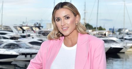 Elegancka Karolina Szostak eksponuje nogi na pokazie duetu Paprocki & Brzozowski (ZDJĘCIA)