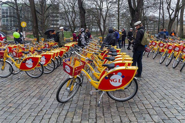 Fińskie rowery miejskie mają inną kolorystykę niż polskie. Po ulicach Turku jeżdżą w kolorach żółto-czerwonych.