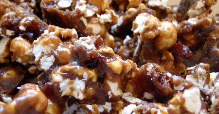 Popcorn z polewą karmelową i orzeszkami ziemnymi