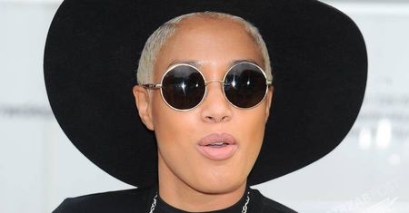 Patricia Kazadi w lenonkach i kapeluszu. Pasuje jej total-black! [zdjęcia]