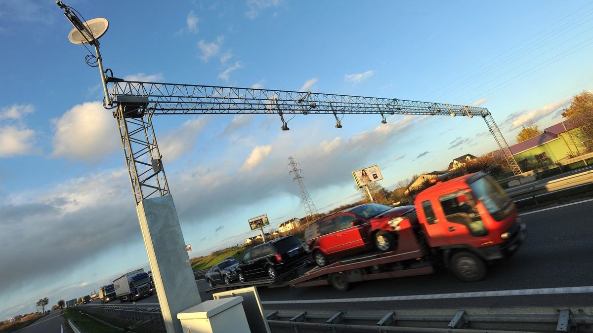 Termin przejęcia systemu poboru opłat, z którego wpływy wynoszą 5,5 mln zł dziennie, zbliża się nieubłaganie.