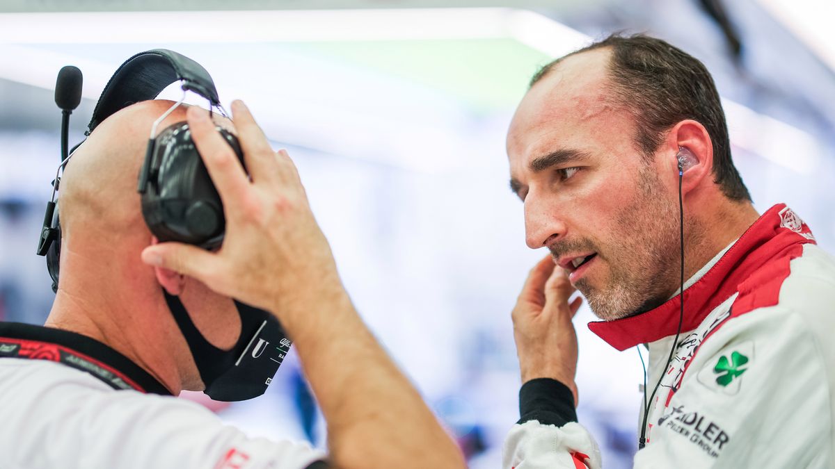 Robert Kubica (po prawej) w rozmowie z inżynierem