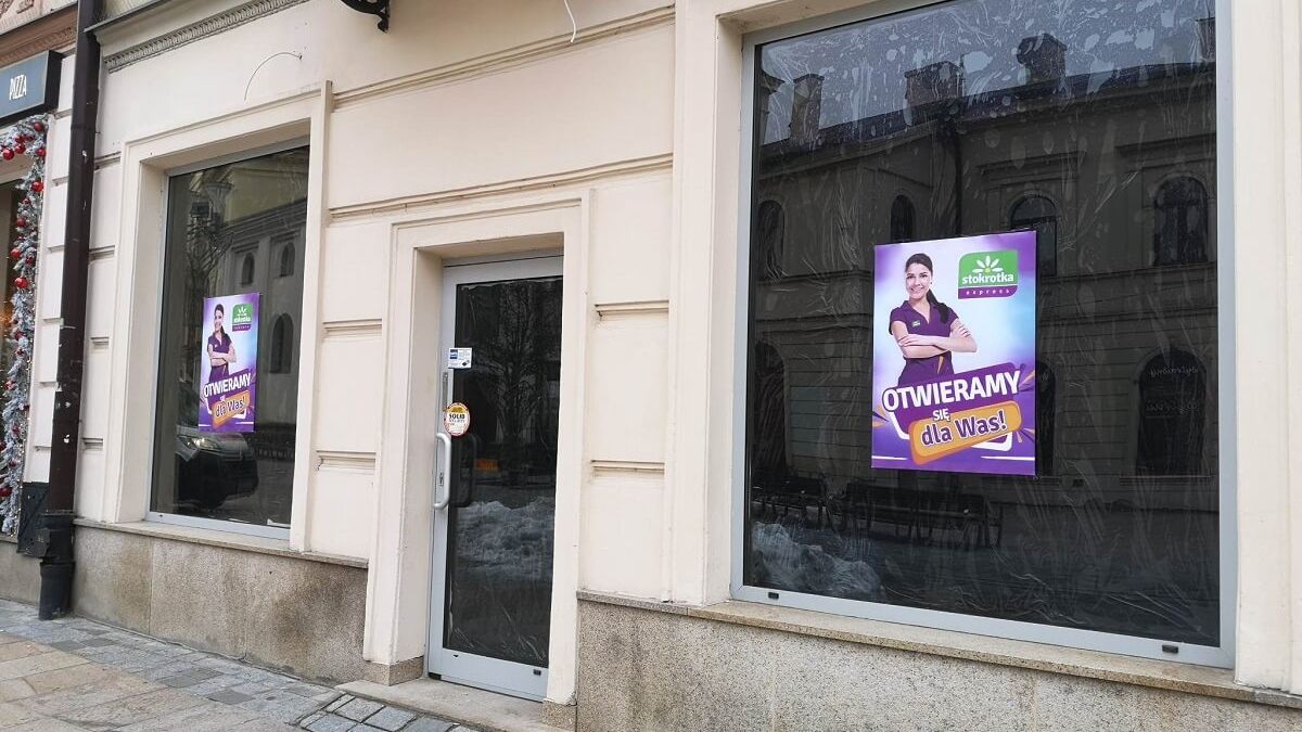 Stokrotka Express w miejscu dawnej placówki ING przy deptaku