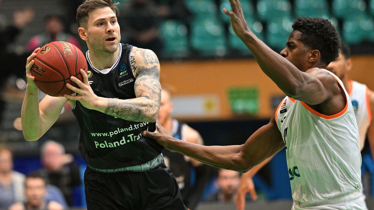 PAP / Sebastian Borowski / Na zdjęciu: Marek Klassen (przy piłce)