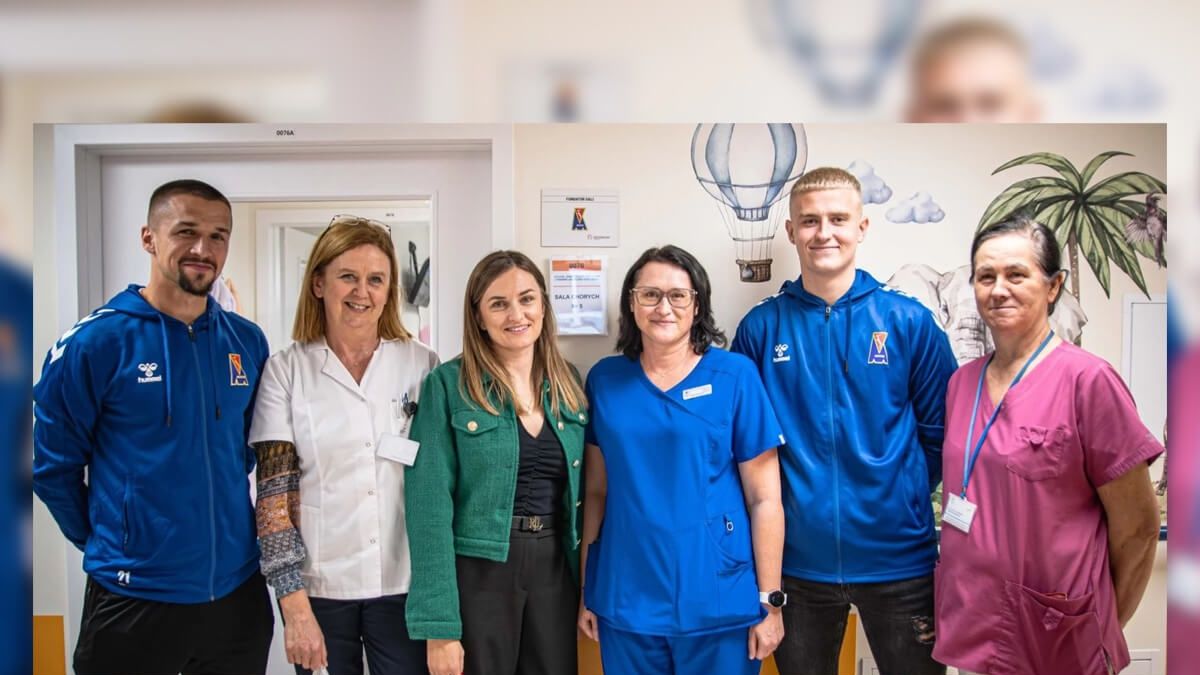 Piłkarze z Lekarzami z oddziału Hematologii, Onkologii i Transplantologii Dziecięcej