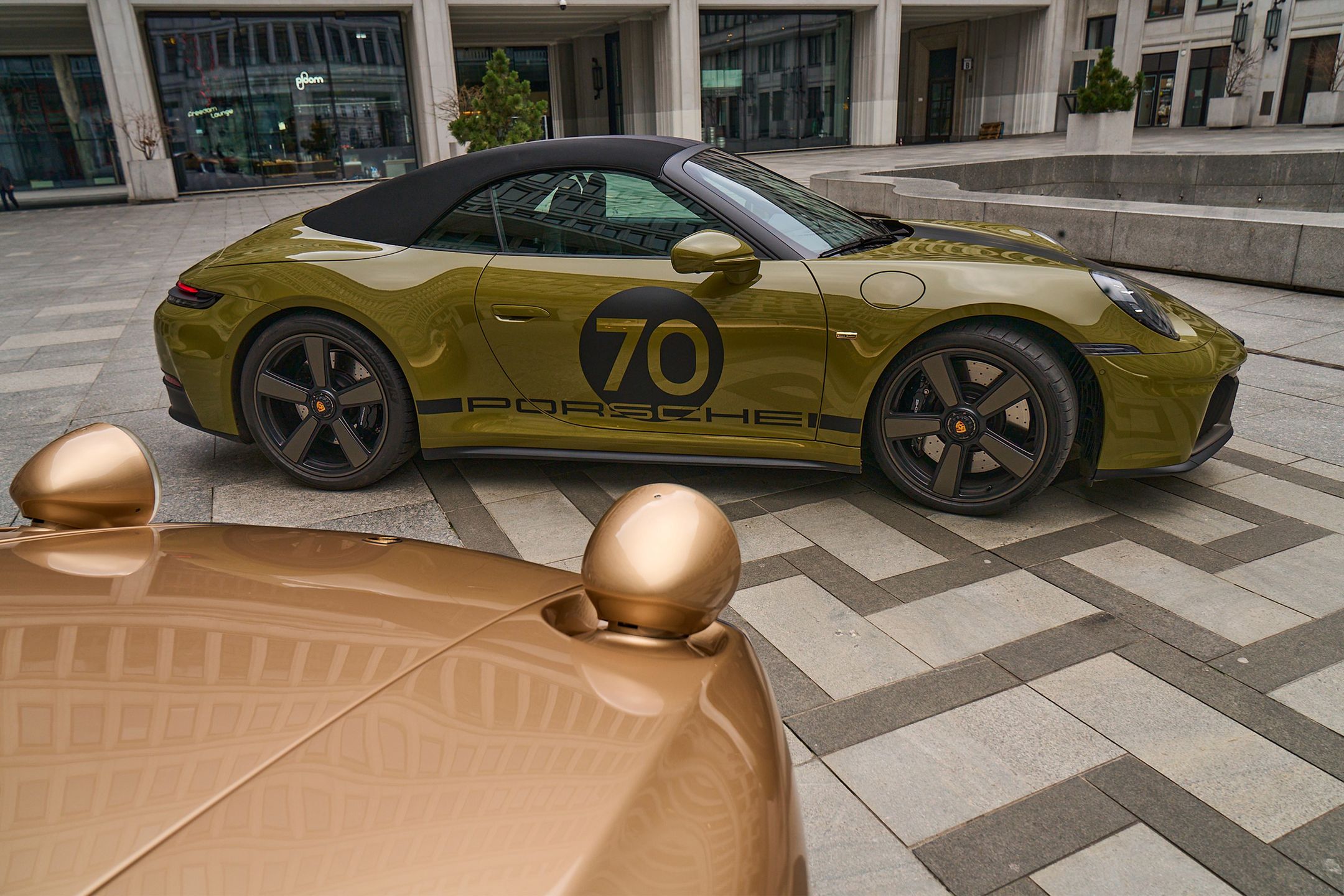 Porsche 928 (1977) i Porsche 911 Spirit 70 (2025)