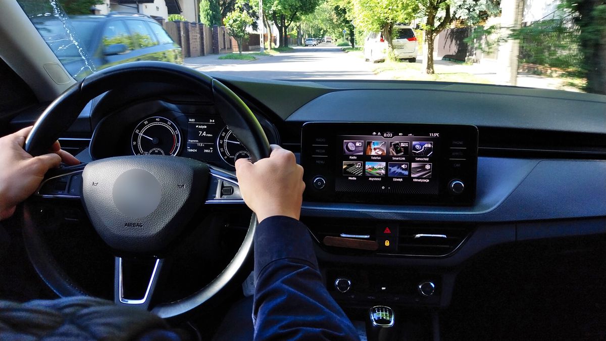 Samochody są coraz bardziej skomplikowane. To może rozpraszać kierowców